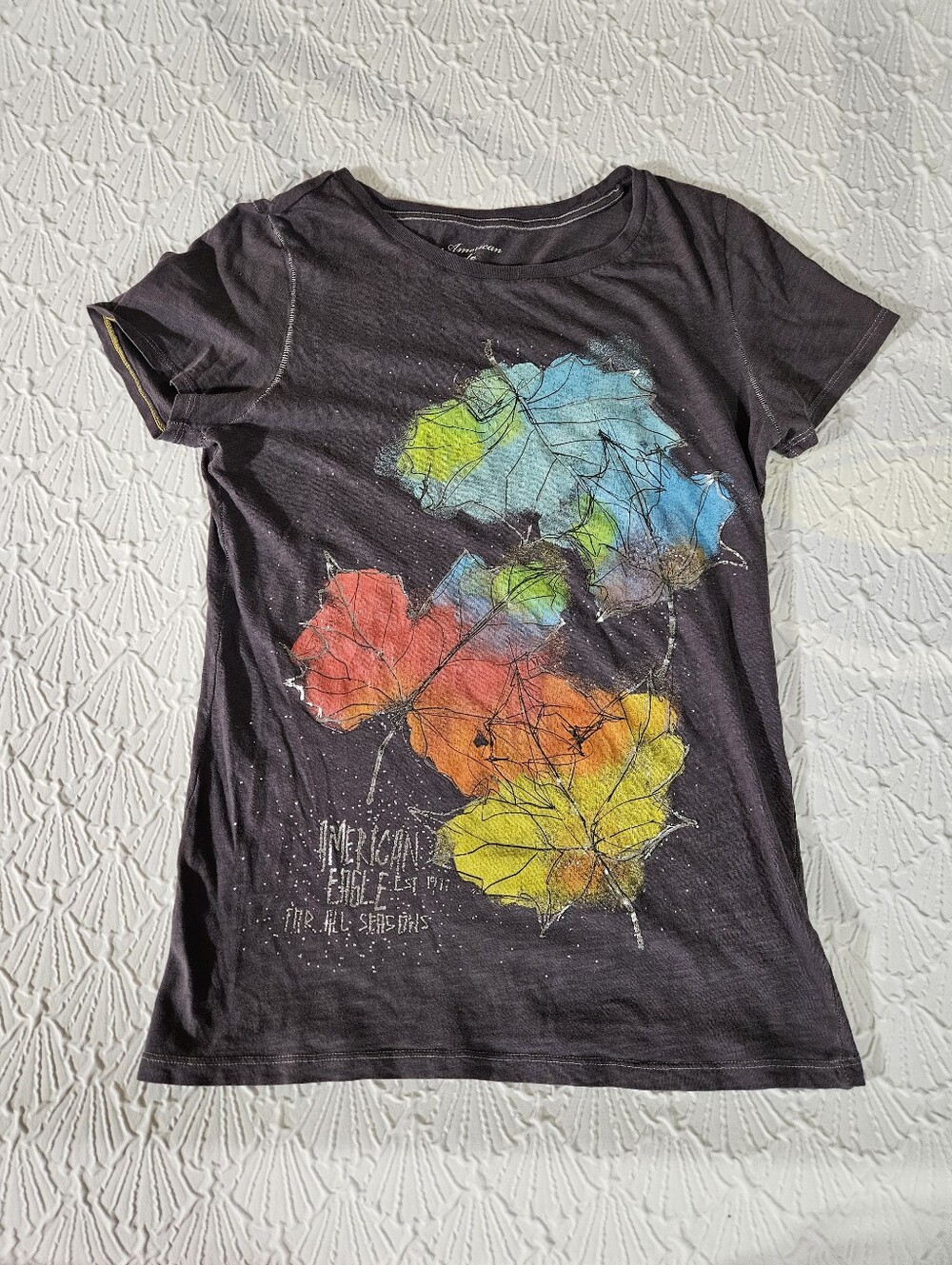 American Eagle Black / Gray Graphic Tee with Colorful Leaf Print Size Large